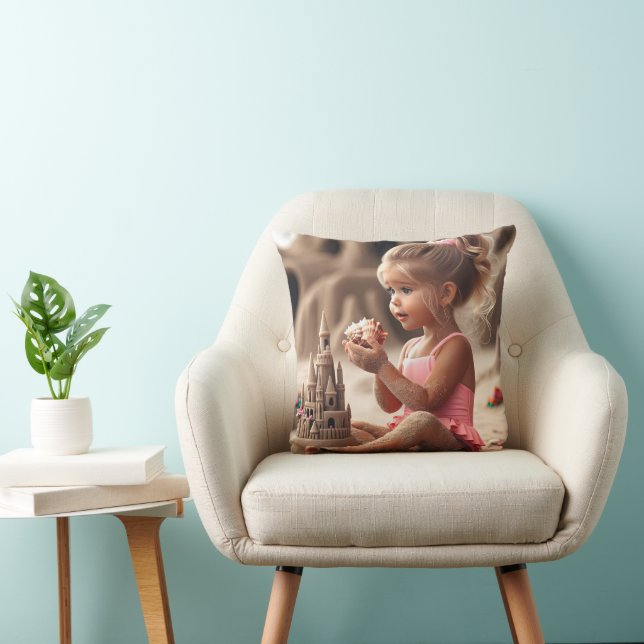 Coussin Petite fille Admirer un coquillage (Chaise)