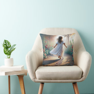 Coussin Petite fille courant sur un chemin en forme de cœu
