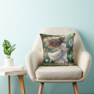 Coussin Petite fille pourchasser des papillons avec un fil