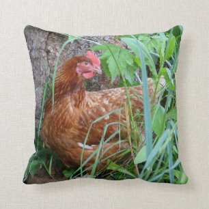 Coussin Petite poule rouge dans l'herbe