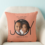 Coussin Petits-enfants personnalisés Noms Grand-mère photo<br><div class="desc">Cette simple et élégante photo jetez oreiller pour votre grand-mère est décorée avec le mot JOY et dit "We Love You Grandma" sur un arrière - plan en terre cuite. Facilement personnalisable avec votre photo et les noms de petits-enfants. Fait un cadeau parfait pour grand-mère.</div>