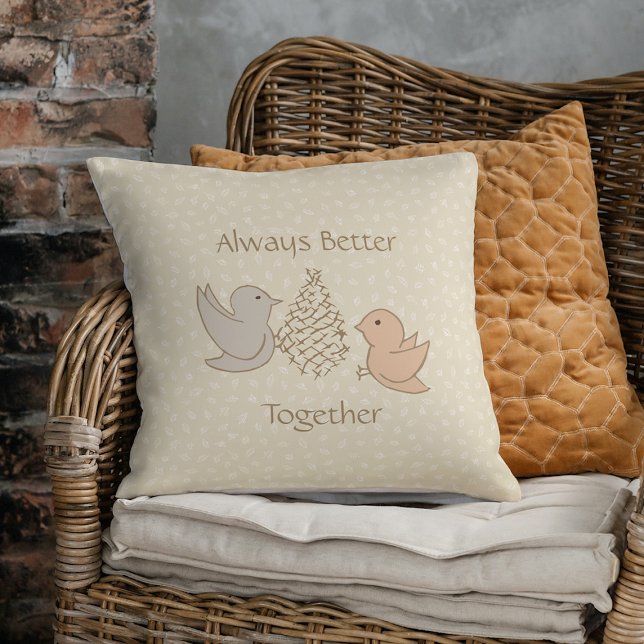 Coussin Petits oiseaux beiges à Feeder - Better Together. (Créateur téléchargé)