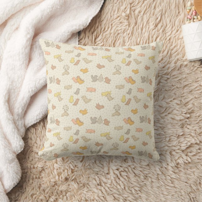 Coussin Petits oiseaux et plumes sur beige - motif. (Couverture)