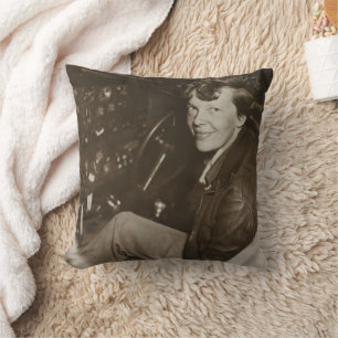 Coussin Photo candide d'Amelia Earhart dans le cockpit d'u