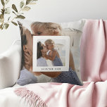 Coussin Photo d'amour pour maman<br><div class="desc">Offrez à votre maman un rappel douillet de votre amour avec cet oreiller photo personnalisé « Love You Mom ». Avec votre photo préférée et un message sincère, cet oreiller personnalisé est le cadeau idéal pour la fête des mères - ou une surprise douce à tout moment de l'année. Doux,...</div>