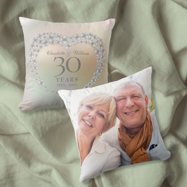 Coussin Photo d'anniversaire de mariage de 30 ans Elegant  (Elegant Pearl 30th Wedding Anniversary Photo Throw Pillow)