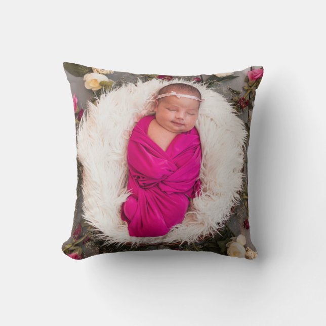 Coussin Photo de bébé fille au monogramme rose (Recto)