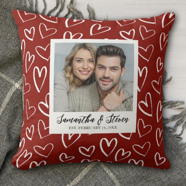 Coussin Photo de cœur de la Saint-Valentin pour couples (A romantic Valentines Day keepsake pillow. Personalize it with your name, photo and established date)