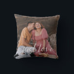 Coussin Photo de couple Just Love Script<br><div class="desc">Cette conception présente votre meilleure photo avec le script moderne du cœur "Just Love",  et un effet toile de lin de ton naturel rustique au dos. Idée de cadeau idéal pour les jeunes mariés,  crémaillère,  anniversaire,  et plus encore.</div>