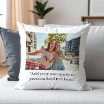 Coussin Photo de devis personnalisée moderne<br><div class="desc">Créez votre propre devis personnalisé et jetez une photo oreiller déco maison Caractéristiques votre texte personnalisé dans la typographie moderne minimaliste et l'une de vos photos préférées.</div>