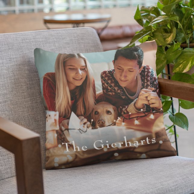 Coussin Photo de famille de Noël Fêtes personnalisées (Christmas Photo with Pet Throw Pillow)