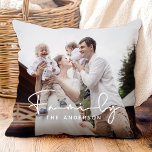 Coussin Photo de famille moderne et élégante<br><div class="desc">Cherish moments en famille avec notre oreiller à jets photo de famille moderne élégant, avec un design élégant, typographie moderne, et deux photos de couple personnalisées. Parfait comme gardien d'anniversaire mariage, cet élégant coussin célèbre l'amour de la famille avec une touche moderne, ce qui en fait un bel ajout à...</div>