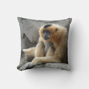 Coussin Photo de Gibbon orange et noir se relaxant sur Cli