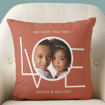 Coussin Photo de Love You Dad personnalisée<br><div class="desc">This We Love You Dad Photo Coussin est décoré avec le mot LOVE dans la typographie blanche sur un arrière - plan en terre cuite rouille. Facilement personnalisable avec votre photo et votre nom. Parfait comme cadeau de Fête des pères.</div>