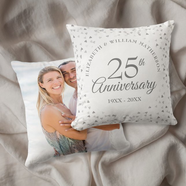 Coussin Photo de mariage chic cœurs argentés 25e anniversa (25th Anniversary Wedding Photo Chic Silver Hearts Throw Pillow)