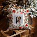 Coussin Photo de Noël de famille personnalisée<br><div class="desc">Cet Elégant Oreiller décoratif de Noël de famille fera certainement partie de votre décor de vacances et un souvenir à chérir. Ajoutez votre photo préférée et revivez les moments chéris,  rendant les vacances spéciales. Objets correspondants dans notre élégante collection botanique de Noël</div>