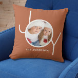 Coussin Photo de Noël personnalisée Terracotta<br><div class="desc">Ce Coussin photo de Noël moderne est décoré avec le mot JOY en blanc sur un arrière - plan en terre cuite. Facilement personnalisable avec votre photo et votre nom.</div>