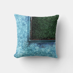 Coussin Photo d'herbes vertes près des tuiles