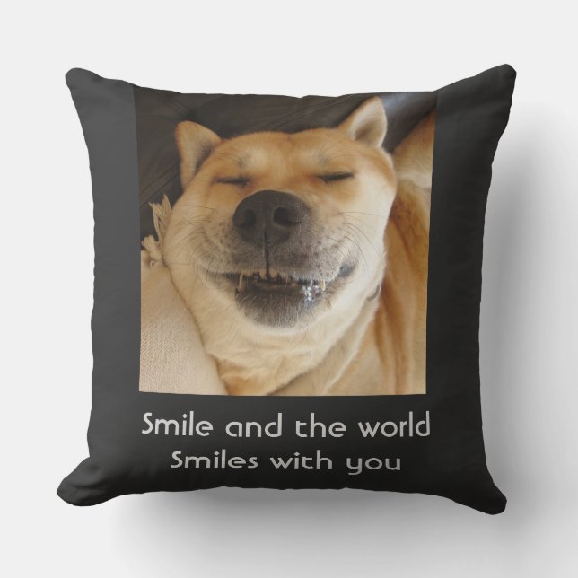 Coussin photo d'un mignon chien souriant Throw Pillow (Recto)