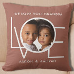 Coussin Photo grand-père personnalisée<br><div class="desc">This We Love You Grandpa Photo Coussin est décoré avec le mot LOVE dans la typographie blanche sur un arrière - plan marron. Facilement personnalisable avec votre photo et votre nom. Parfait comme cadeau de grand-père.</div>