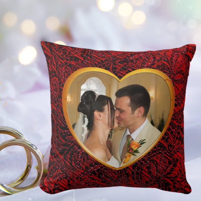Coussin Photo Mariage personnalisé Gold Heart Frame Artsy (Personalized Wedding Photo Gold Heart Frame Artsy Throw Pillow)