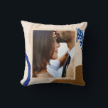 Coussin Photo Mariage personnalisée Modern Earthy Blue<br><div class="desc">Ajoutez une touche personnelle à votre espace grâce à cet oreiller moderne doté d'une photo préférée, d'accents de couleur abstraits et d'une date personnalisée. Les tons doux terre et les détails bleus audacieux créent un mélange élégant de design naturel et contemporain, parfait pour les anniversaires, les mariages, ou comme un...</div>