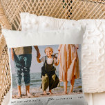 Coussin Photo minimaliste moderne simple personnalisée<br><div class="desc">Le design est composé d'une simple serif et d'une typographie de script ludique contre un arrière - plan blanc. Ajoutez une photo personnalisée.</div>