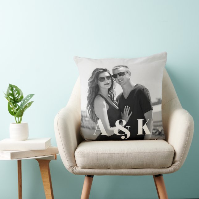 Coussin Photo personnalisée et grandes initiales monogramm (Chaise)