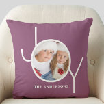 Coussin Photo personnalisée Fête de Noël violet<br><div class="desc">Cet élégant Coussin photo de Noël est décoré avec le mot JOY en blanc sur un arrière - plan de la pomme violette. Facilement personnalisable avec votre photo et votre nom.</div>