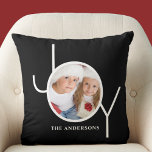 Coussin Photo personnalisée Noël Noir<br><div class="desc">Ce Coussin photo de Noël élégant est décoré avec le mot JOY dans une simple typographie blanche sur un arrière - plan noir. Facilement personnalisable avec votre photo et votre nom.</div>