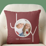 Coussin Photo personnalisée Noël Rouge<br><div class="desc">Ce Coussin photo de Noël élégant est décoré avec le mot JOY dans une simple typographie blanche sur un arrière - plan rouge profond. Facilement personnalisable avec votre photo et votre nom.</div>