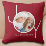 Coussin Photo rouge de Noël personnalisée<br><div class="desc">Ce Coussin photo de Noël festif est décoré du mot JOY dans la typographie blanche moderne sur un arrière - plan rouge bordeaux. Fait un grand cadeau de gardien. Facilement personnalisable avec votre photo et votre nom.</div>