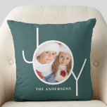 Coussin Photo verte de Noël personnalisée<br><div class="desc">Ce Coussin photo de Noël moderne est décoré avec le mot JOY en blanc sur un arrière - plan vert. Facilement personnalisable avec votre photo et votre nom.</div>