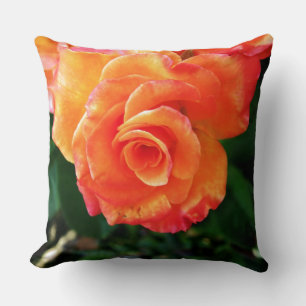 Coussin Photographie de rose orange vibrante