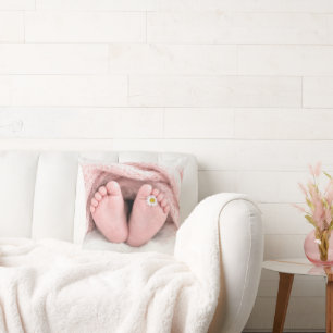 Coussin Pieds de bébé fille avec une marguerite blanche