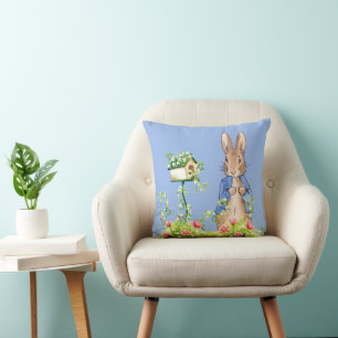 Coussin Pierre le lapin dans son jardin