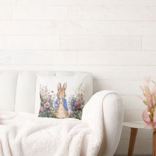 Coussin Pierre le lapin dans son jardin No 2