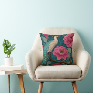 Coussin Pierrot vibrant et motif floral rose