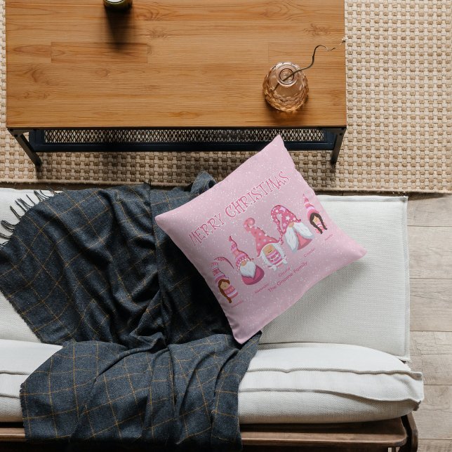 Coussin Pink Christmas Five Gnomes personnalisé Famille (Custom Pink Christmas Family Gnome Throw Pillow - Personalized, Festive, and Heartwarming.)