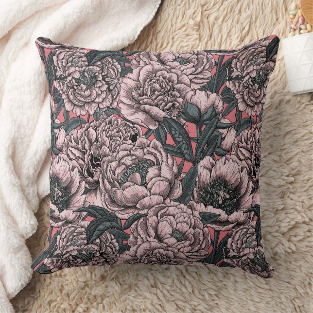 Coussin Pink peony flowers and moths (Couverture)