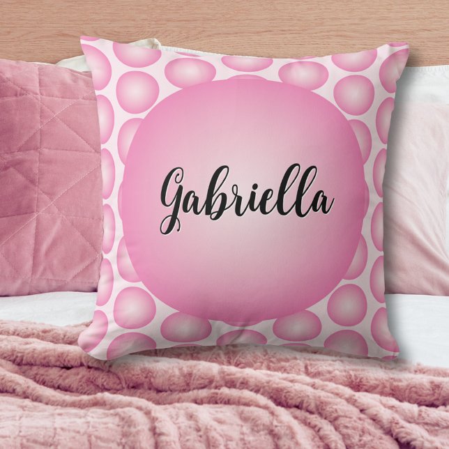 Coussin Pink Retro Dot Nom Typographie de script Jeu d'ore (Pink retro girly bubble style polka dot pillow, with script name typography.)
