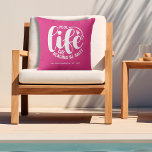 Coussin Piscine Rose<br><div class="desc">Faites une déclaration pour votre maison ou un don comme cadeau amusant, ce coussin extérieur rose chaud comprend votre nom de famille, année établie, et "Pool life parce que les plages être salé" en lettres chic. Objets et plus de couleurs dans notre collection.</div>