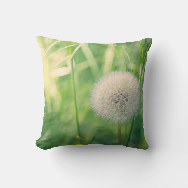Coussin Pissenlit dans la verdure avec une douce lumière e (Recto)
