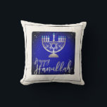 Coussin PixDezines Happy Hanoukka|Temple Menorah<br><div class="desc">PixDezines Happy Hanoukka,  un faux argent Temple Menorah avec un arrière - plan amovible. Copyright © 2008-2018 PixDezines.com™ et PixDezines™ sur Zazzle.com. Tous droits réservés.</div>