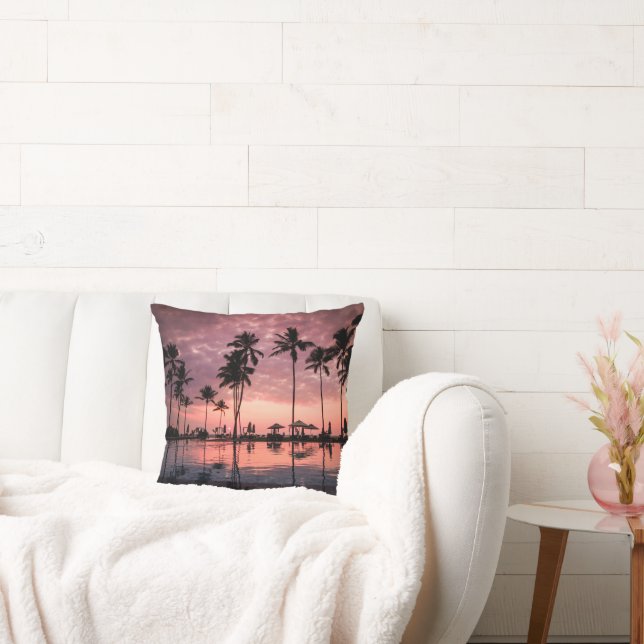 Coussin Plage côtière tropicale avec palmiers et coucher d (Canapé)