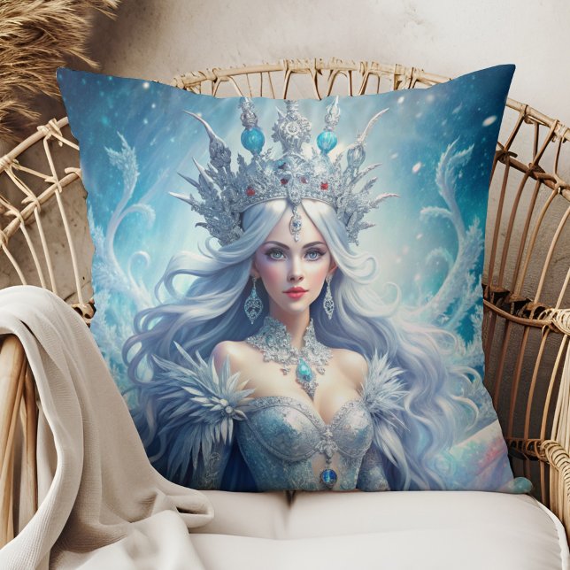 Coussin Plaid de jet fantaisie Reine de glace d'hiver (Winter Ice Queen Fantasy Art Throw Pillow in a boho rattan armchair.)