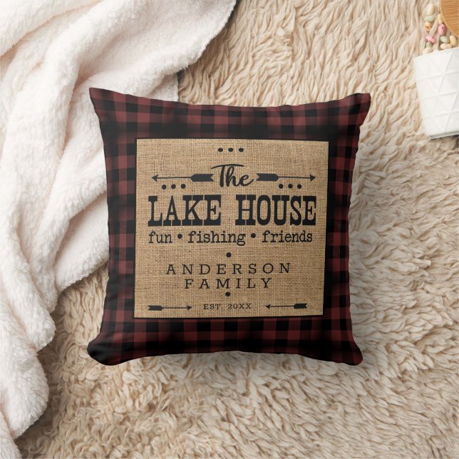 Coussin Plaid de maison de lac rustique de nom de famille  (Couverture)