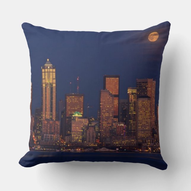 Coussin Pleine lune se levant au-dessus de l'horizon du (Recto)