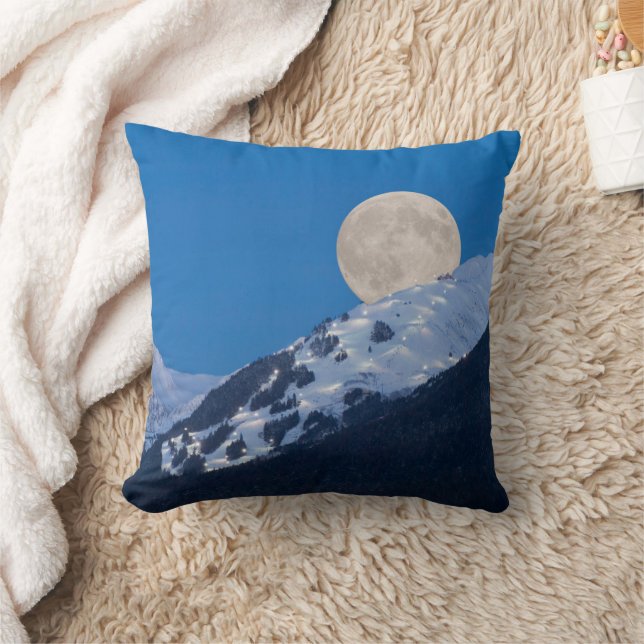 Coussin Pleine lune Sur Alyeska Station De Ski, Alaska (Couverture)