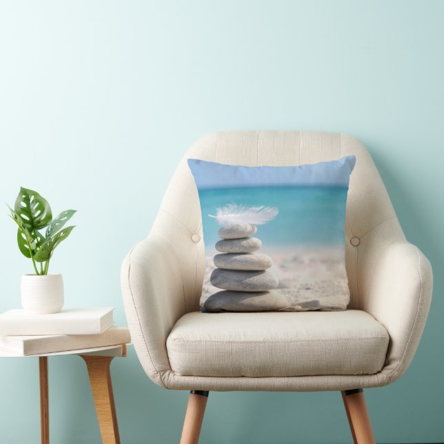 Coussin Plume blanc sur un cairn de plage (Chaise)